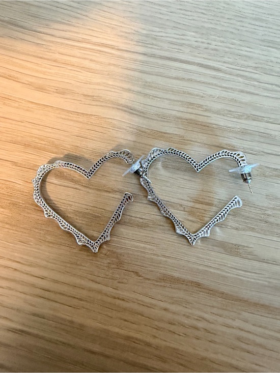 Kendra Scott Jewelry - Kendra Scott Sophee Heart Hoop Earrings